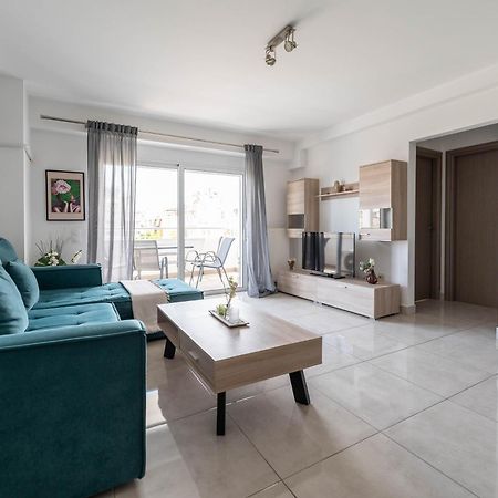 Modern Spacious Apartment Located In พีเรียส ภายนอก รูปภาพ