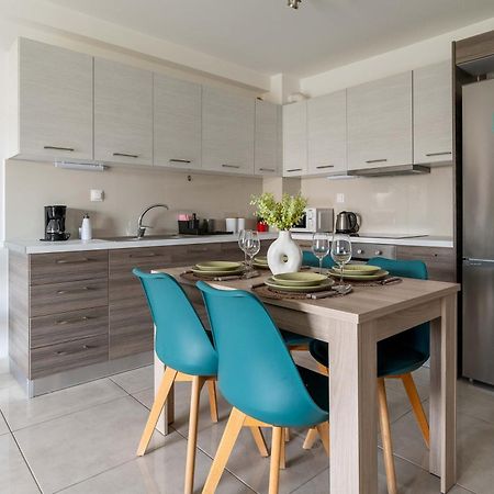 Modern Spacious Apartment Located In พีเรียส ภายนอก รูปภาพ