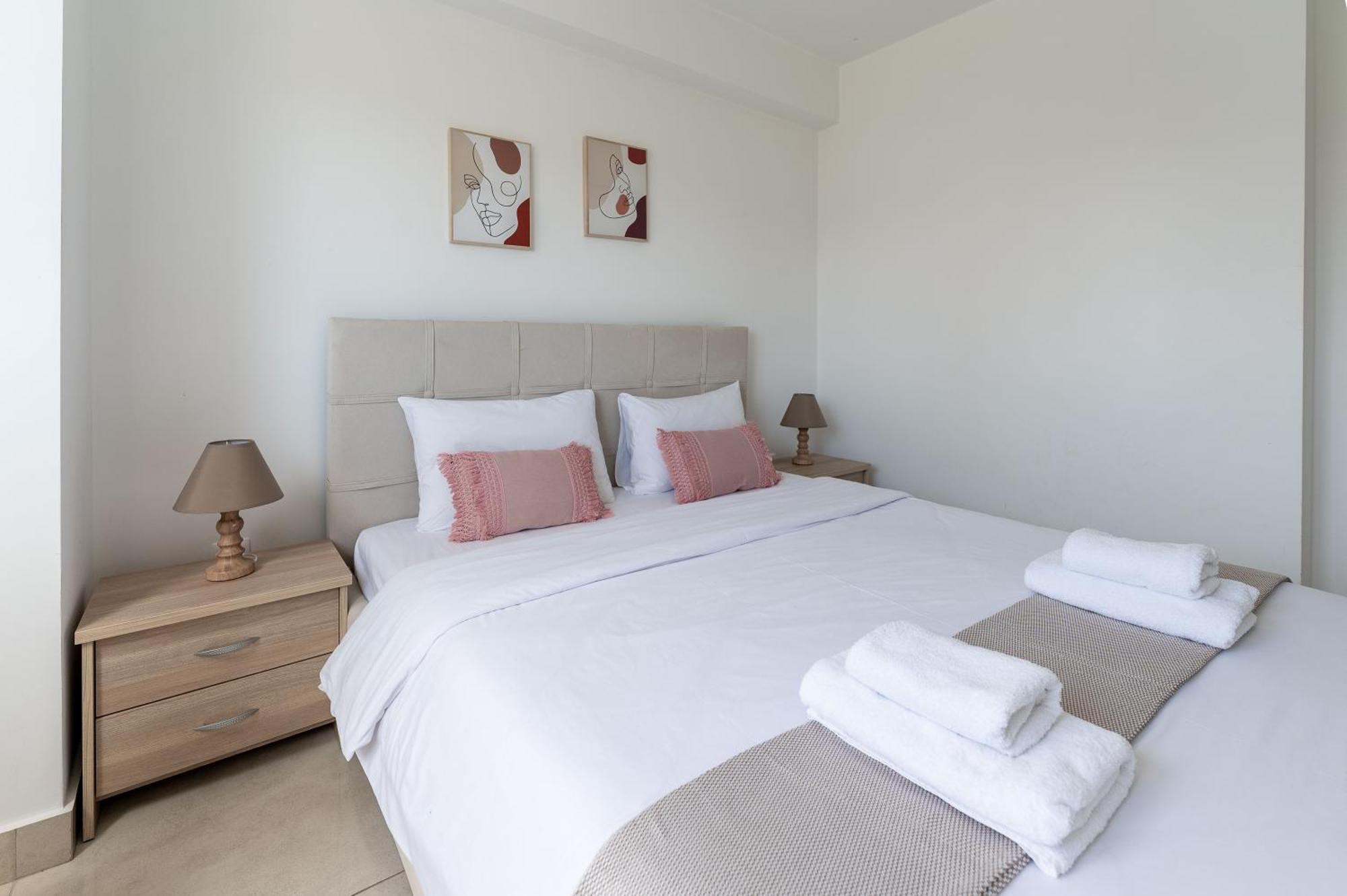 Modern Spacious Apartment Located In พีเรียส ภายนอก รูปภาพ
