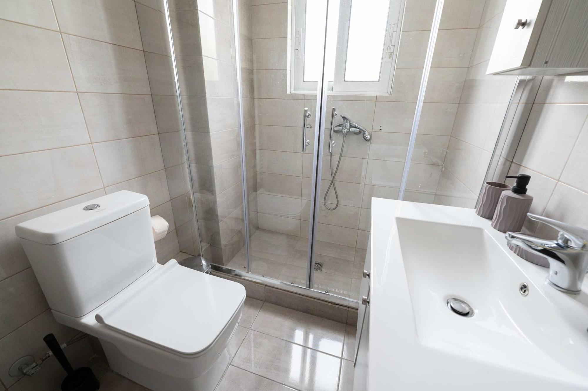 Modern Spacious Apartment Located In พีเรียส ภายนอก รูปภาพ