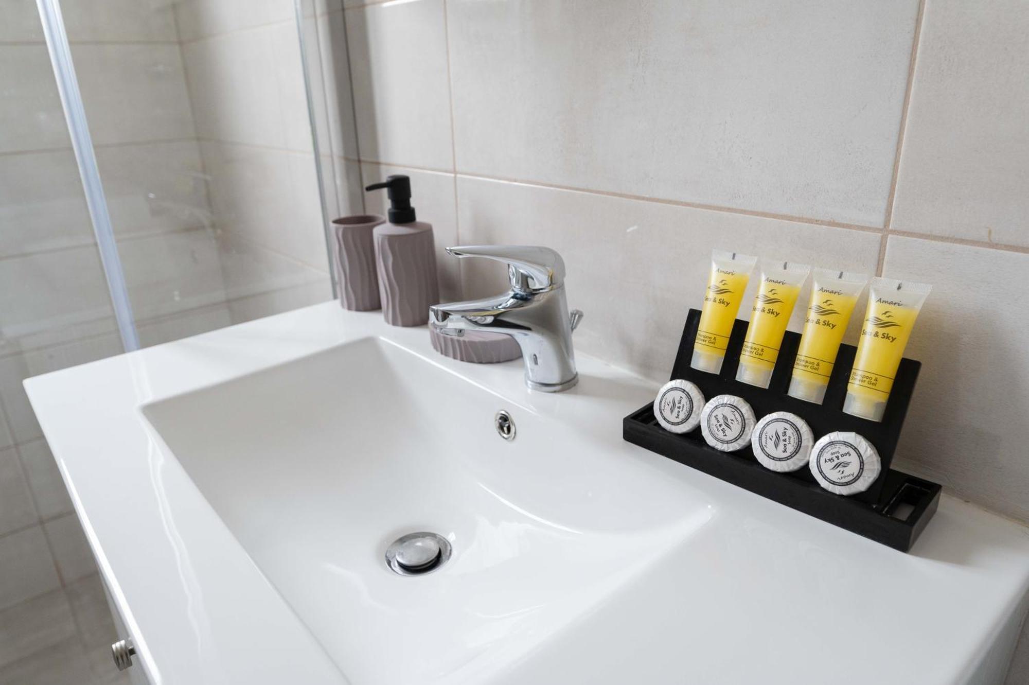 Modern Spacious Apartment Located In พีเรียส ภายนอก รูปภาพ