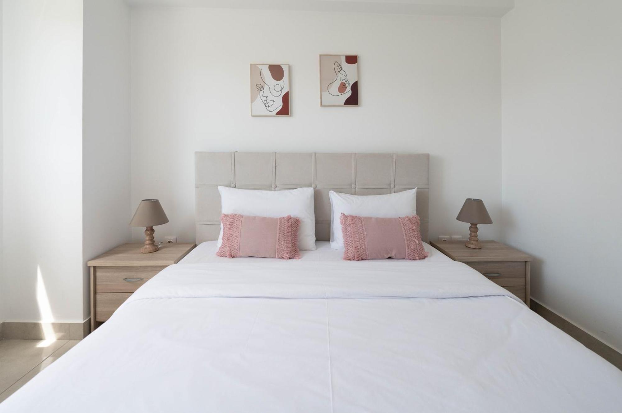 Modern Spacious Apartment Located In พีเรียส ภายนอก รูปภาพ