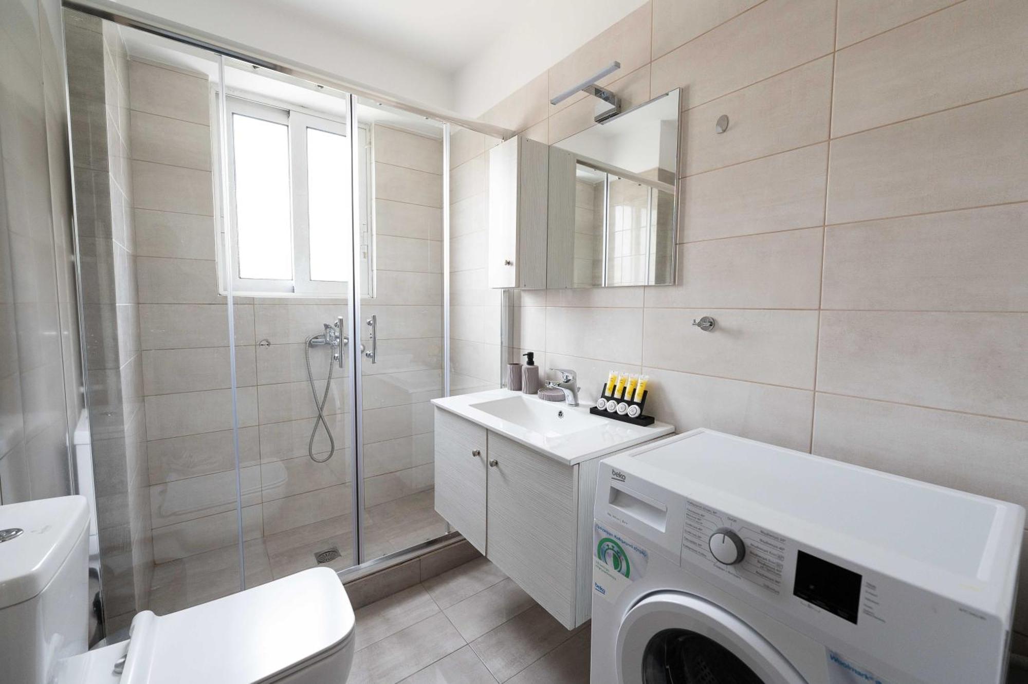 Modern Spacious Apartment Located In พีเรียส ภายนอก รูปภาพ
