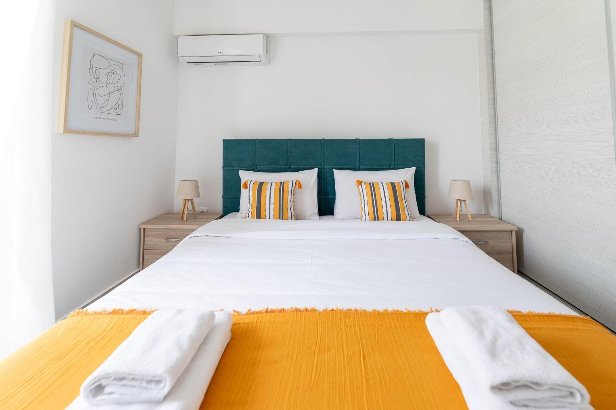 Modern Spacious Apartment Located In พีเรียส ภายนอก รูปภาพ